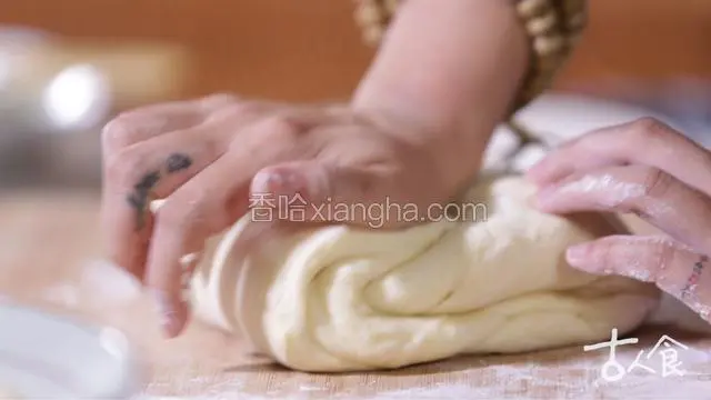 醒好的面团重新揉匀，揉的时间越长，做出的成品越好吃。