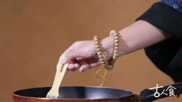 平底锅刷一点花生油，烧热，将面胚一一放入锅中，小火煎制。