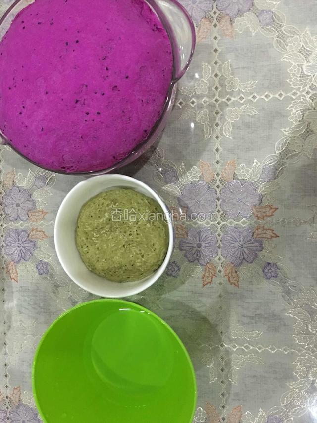 食碱用温水搅拌一下，揉入火龙果面团