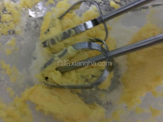 黄油软化加糖粉搅拌