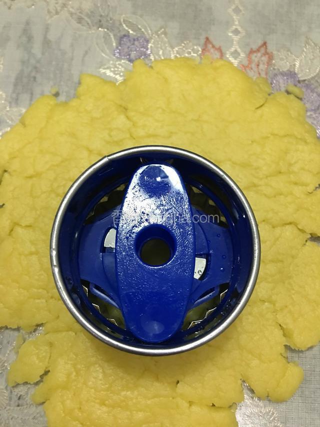 用模具按下去