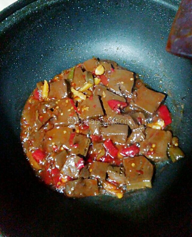 生粉兑少许水倒入锅里勾芡！翻炒片刻后盛出备用。