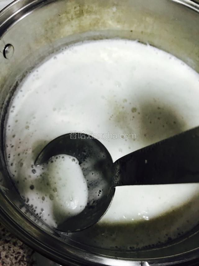 锅开，关小火，用勺子舀出浮沫