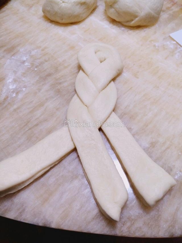 将面团编起来。