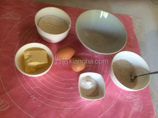 准备制作蛋糕原料，适宜做蛋糕面粉，草莓粉，白糖，酵母，黄油，鸡蛋……
