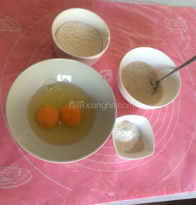 鸡蛋打散，先加糖，搅拌，陆续加面粉，酵母，草莓粉，黄油……