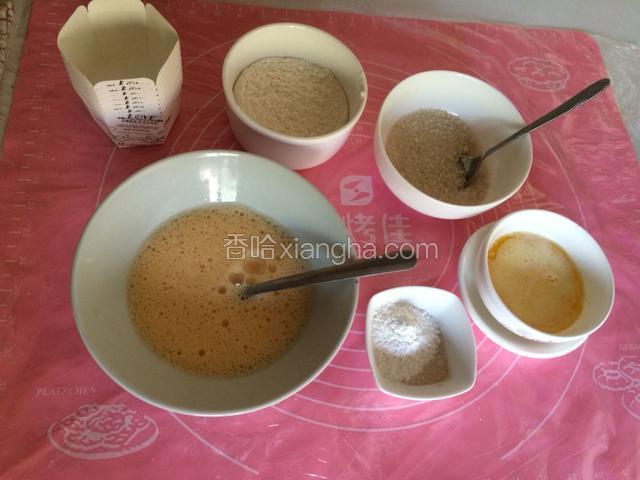 隔水蒸黄油融化，加入面糊中；