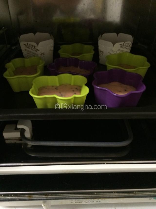 烤箱165度预热10分钟，放入蛋糕模具。
165度25分钟烤熟。
最初，我都不敢把这模具放入烤箱，怕被烤化了。后来懂了，原来这种模具材料是可以耐高温的。