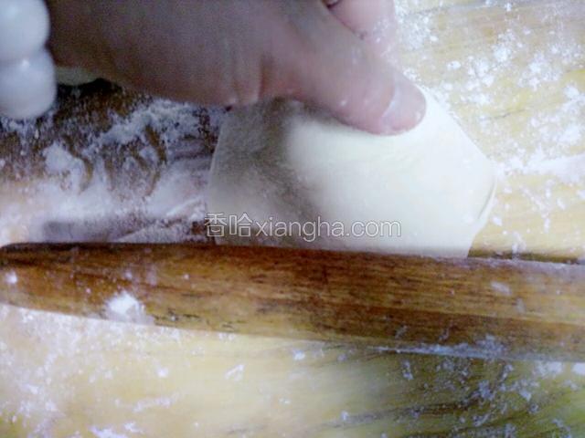 用擀面杖把周边均匀的擀开