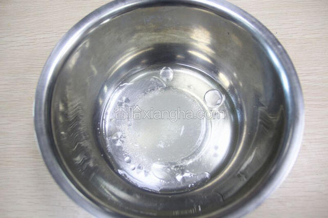 水加入大豆油加入白糖30克，搅拌到糖溶化。