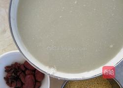 猪骨浓汤小米粥的做法图解1