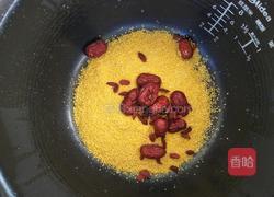 猪骨浓汤小米粥的做法图解2