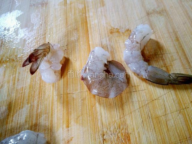 虾尾穿过开口处，再拉出来就成了虾球状。