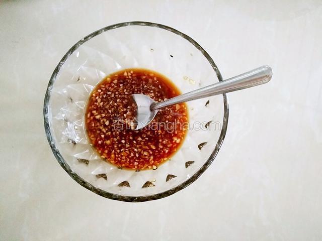 调蒜末:蒜末入碗倒入生抽、味极鲜丶少许盐和白糖搅拌均匀。