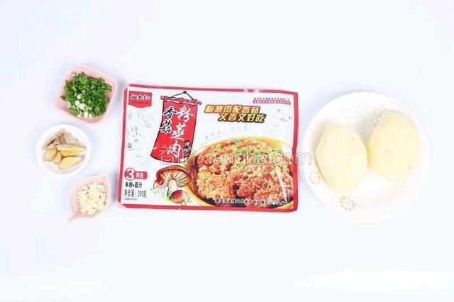 准备齐全食材，葱姜蒜切末