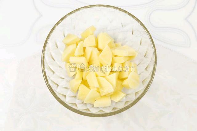 土豆洗净，切滚刀块