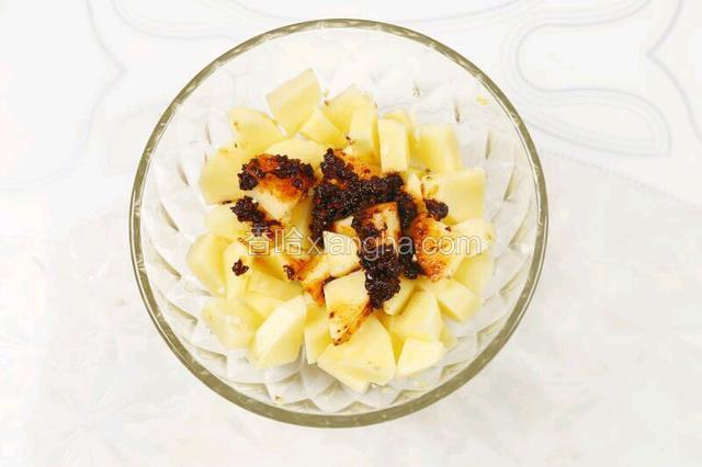 适量红烧调料，搅拌均匀，也可以用适量盐、味精、鸡精、白糖、油泼辣子调料