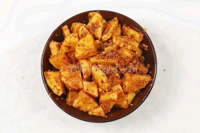 将土豆倒入碗中