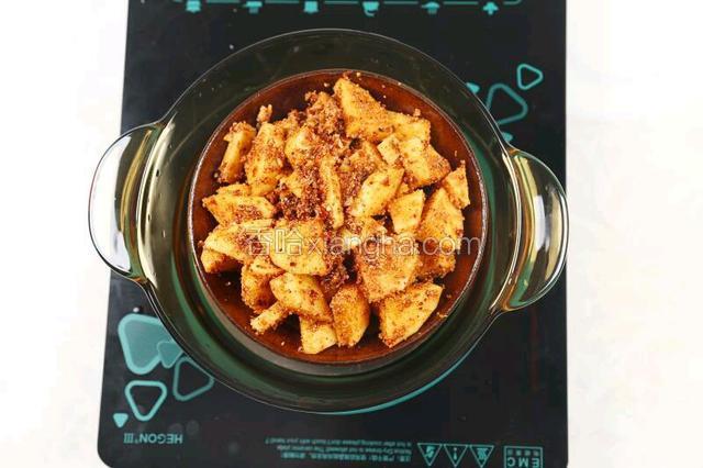 锅内加水，放上蒸格，将土豆放进去