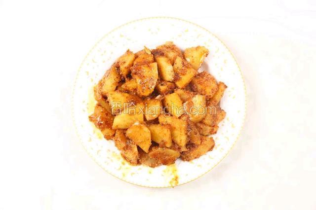 取一盘子扣在碗上，将碗翻转一圈，土豆就到盘子啦，扣的时候小心碗烫手