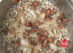莲子百合煲鸭汤的做法图解2