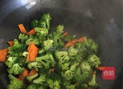 胡萝卜炒西兰花的做法图解4