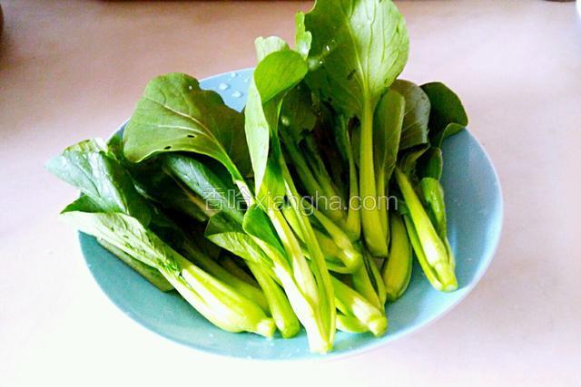 油菜用清水洗净