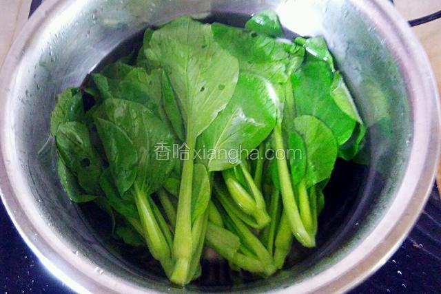 放入油菜焯两分钟，捞出过凉