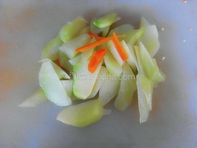 芥兰心去皮切滚刀块，胡萝卜切条