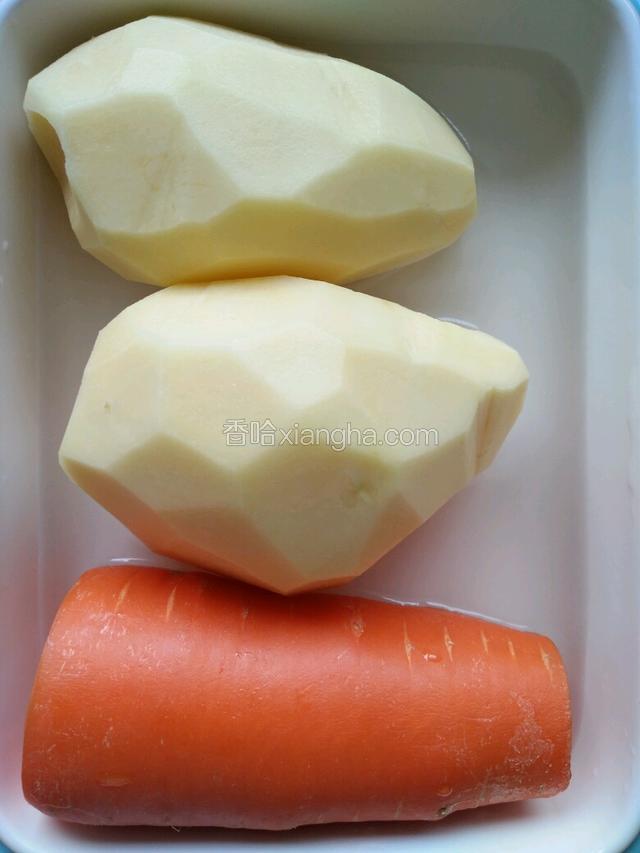土豆削皮。