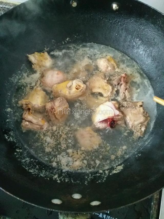 锅里烧水，放入鸡肉煮一下。捞出。