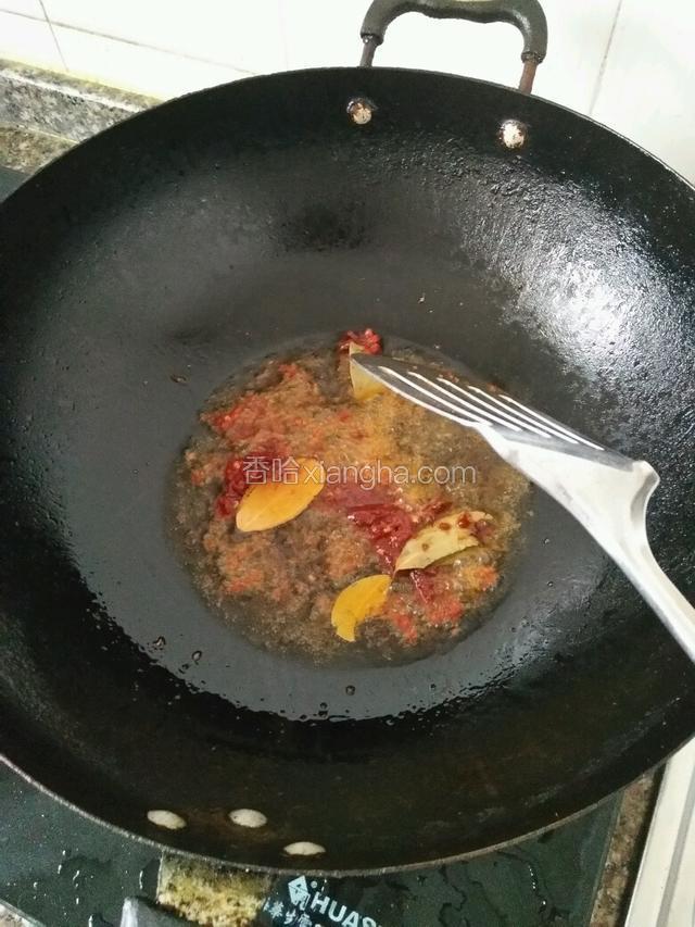 炒料，锅里油烧八分开，开小火，放入香辣酱，八角，香叶，蒜，姜。炒出香味。