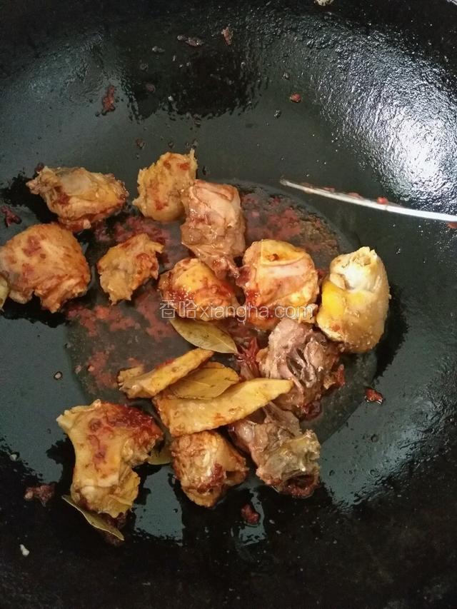 放入鸡肉翻炒。