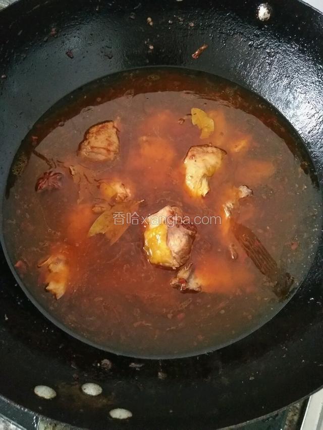 倒入水，刚好淹过鸡肉。