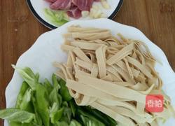 尖椒炒豆皮的做法图解1