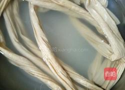 肉丝炒腐竹结的做法图解2