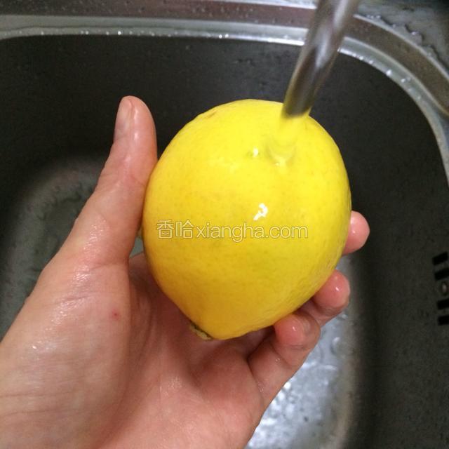 接着用水把柠檬清洗干净。