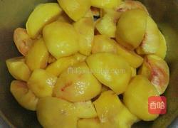 黄桃罐头的做法图解3