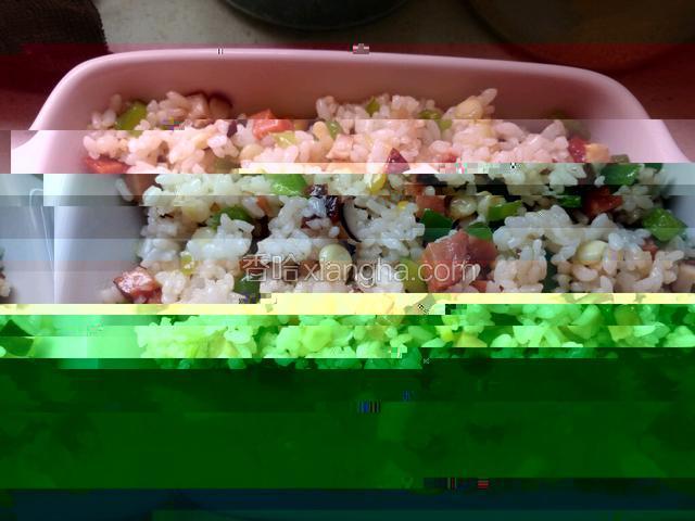 把炒饭放入烤碗里。
