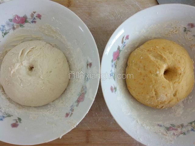 ﻿1小时后，发酵好的面团用手指戳孔无回缩﻿﻿