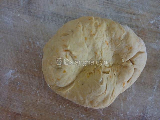 ﻿刀板上撒些面粉，揉面时由外往里揉﻿﻿﻿﻿﻿