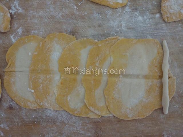 ﻿用筷子在面片的中间压一下﻿﻿﻿﻿﻿﻿﻿﻿﻿﻿﻿﻿﻿，把小白长条在边缘放好﻿﻿﻿﻿﻿﻿﻿﻿﻿﻿﻿﻿﻿