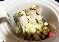百合莲子猪骨汤的做法图解4