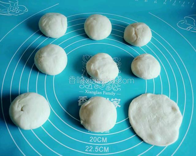 将小剂子搓圆，擀成中间厚、四边薄的小圆片。