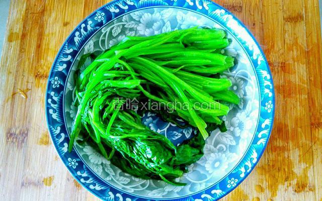 把过凉的菠菜放入盘里备用
