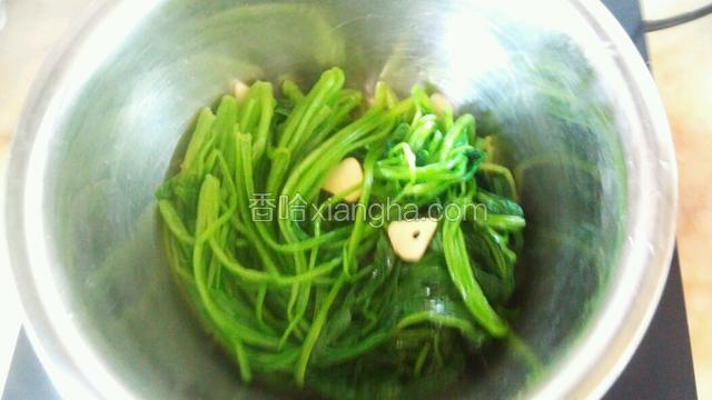 放入菠菜翻炒