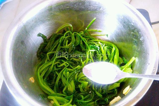 加入一小勺盐翻炒入味即可