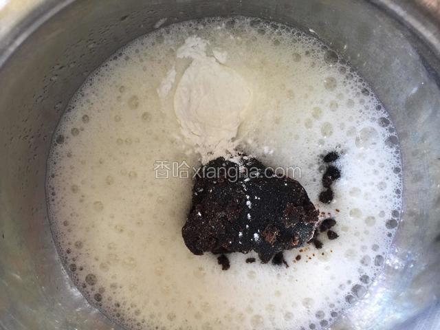 蛋白打发成大泡状态，加入红糖和玉米淀粉继续打发。