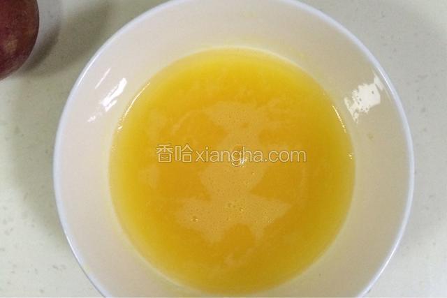 取5克吉利丁粉，加入110克热水，搅拌至溶解，在过滤出40克百香果汁加入，以及加入10克糖粉搅拌均匀。