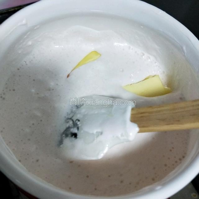 准备一只小奶锅，将130克牛奶（剩下10克牛奶备用），fluff棉花糖，黄油小火煮至融化即可。